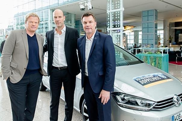 Ein Golf Sportsvan für die Oliver-Kahn-Stiftung: Übergabe durch Thomas Helmer und Sport1-Chef Olaf Schröder. Foto: VW/dpp-AutoReporter